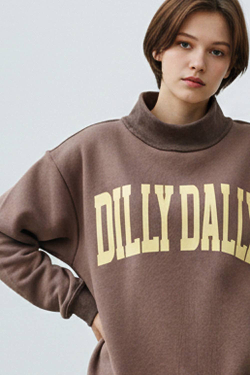 IT2594-DILLYDALLY | 'DILLY DALLY' Mockneck Sweatshirt